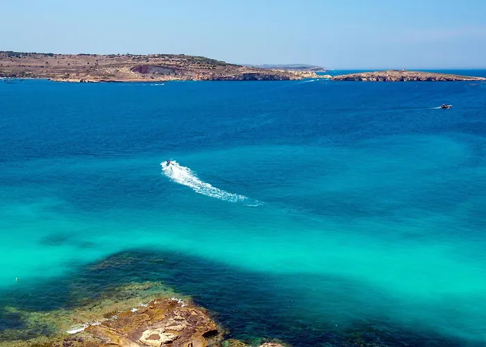 Islet Promenade Seafront Penthouse With Breathtaking Seaviews And Private Hot Tub On The Large Terrace By Getawaysmalta