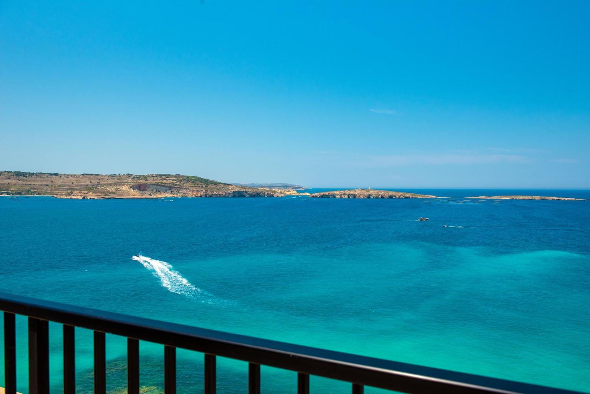 Islet Promenade Seafront Penthouse With Breathtaking Seaviews And Private Hot Tub On The Large Terrace By Getawaysmalta