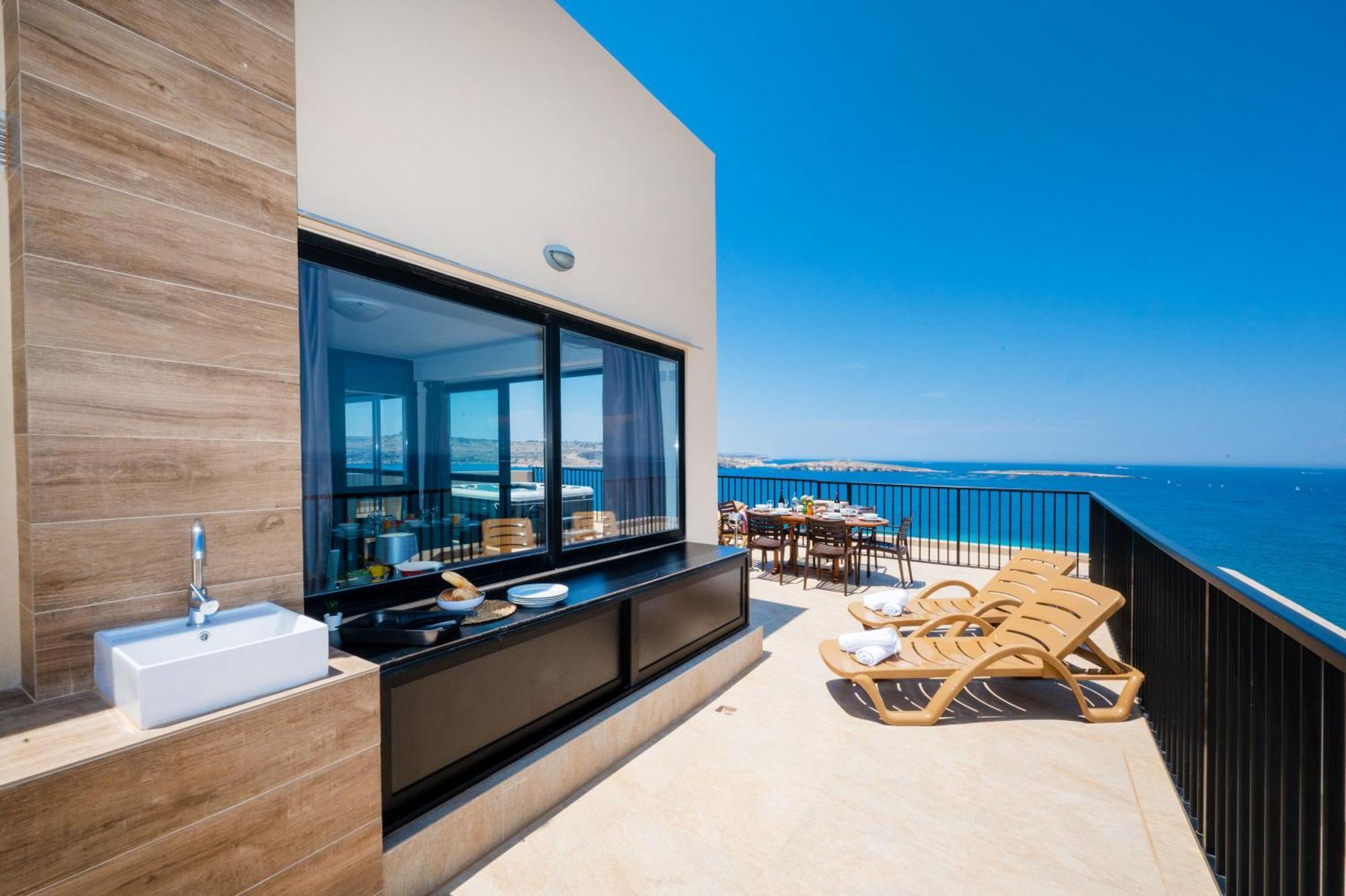 Islet Promenade Seafront Penthouse With Breathtaking Seaviews And Private Hot Tub On The Large Terrace By Getawaysmalta Апартаменты Сент-Полс-Бей