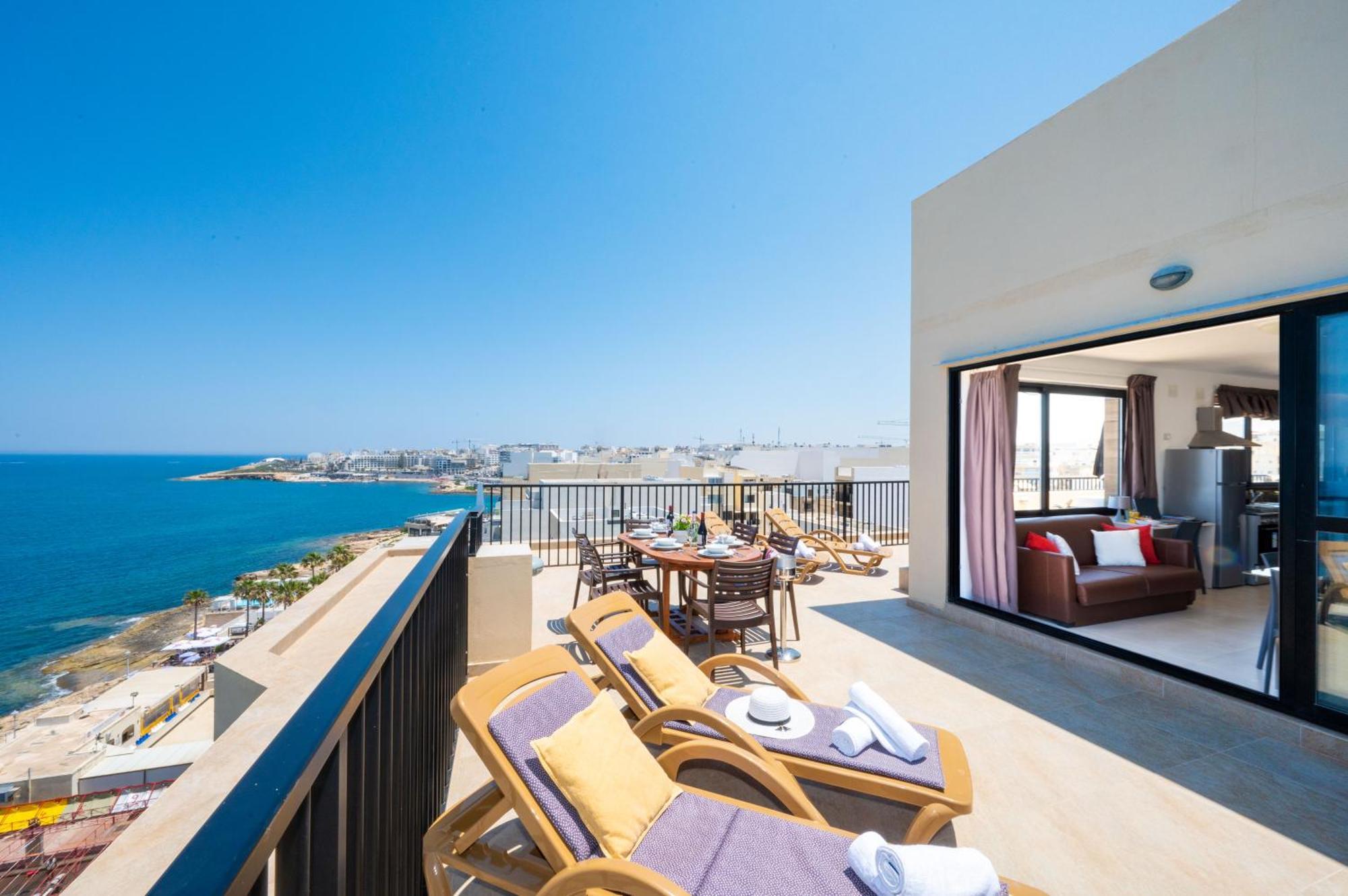 Islet Promenade Seafront Penthouse With Breathtaking Seaviews And Private Hot Tub On The Large Terrace By Getawaysmalta *