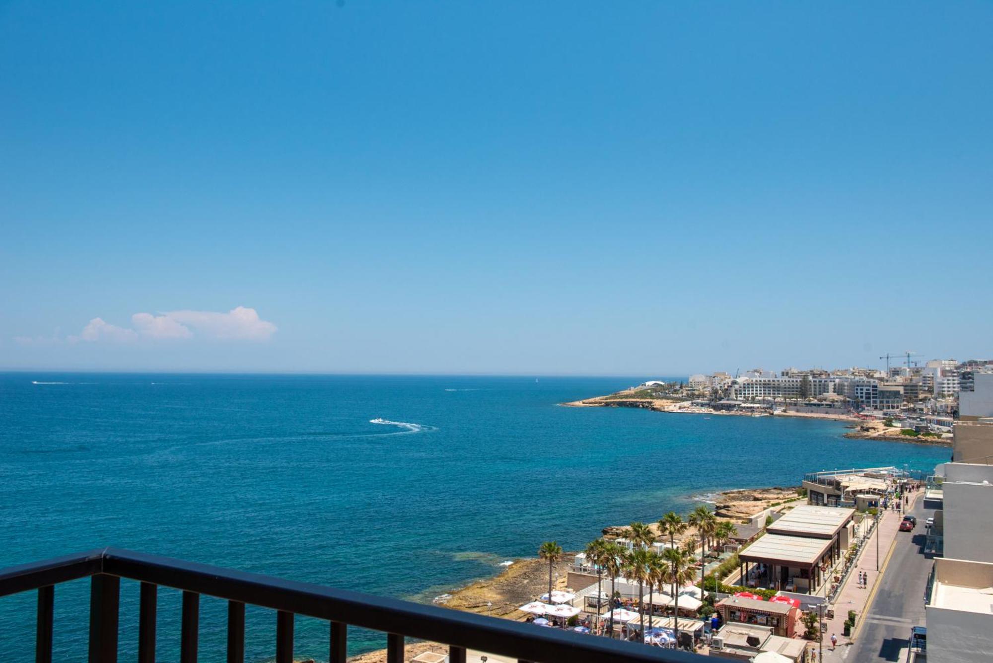 Апартаменты Islet Promenade Seafront Penthouse With Breathtaking Seaviews And Private Hot Tub On The Large Terrace By Getawaysmalta Сент-Полс-Бей