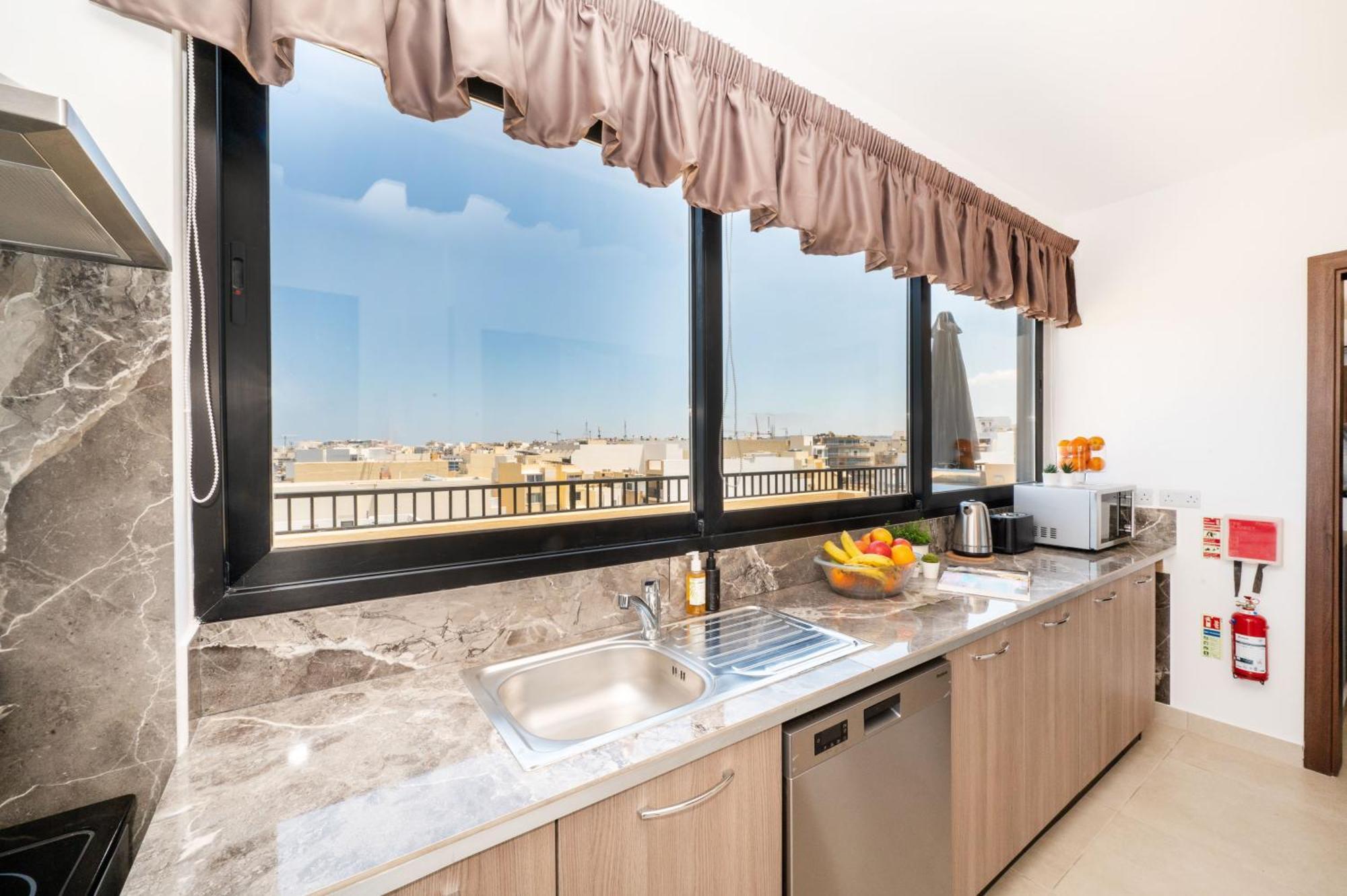 Islet Promenade Seafront Penthouse With Breathtaking Seaviews And Private Hot Tub On The Large Terrace By Getawaysmalta *