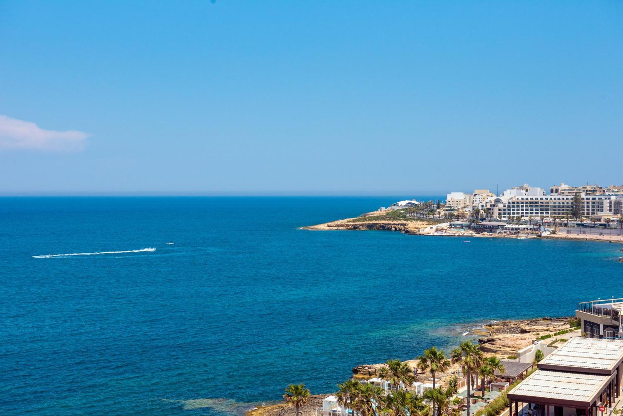 Apartament Islet Promenade Seafront Penthouse With Breathtaking Seaviews And Private Hot Tub On The Large Terrace By Getawaysmalta