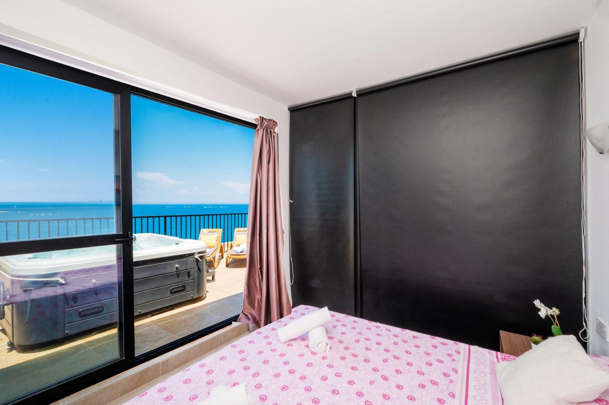 Апартаменты Islet Promenade Seafront Penthouse With Breathtaking Seaviews And Private Hot Tub On The Large Terrace By Getawaysmalta *