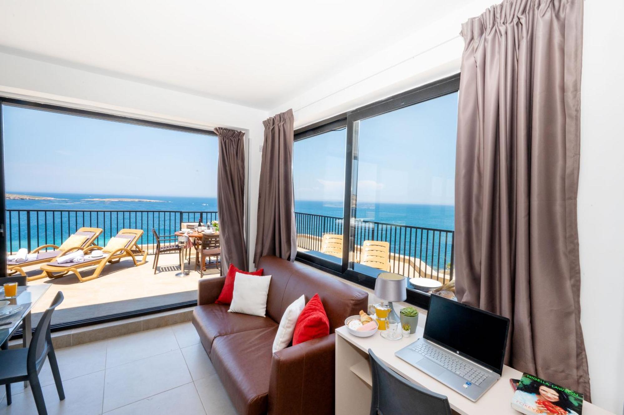 Islet Promenade Seafront Penthouse With Breathtaking Seaviews And Private Hot Tub On The Large Terrace By Getawaysmalta