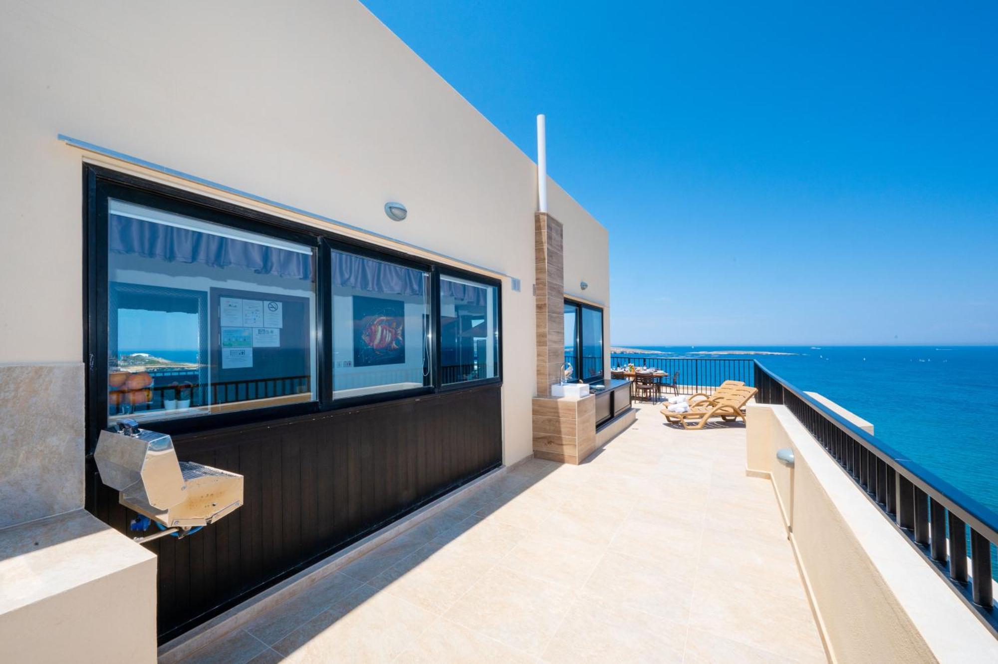 Islet Promenade Seafront Penthouse With Breathtaking Seaviews And Private Hot Tub On The Large Terrace By Getawaysmalta * St. Paul's Bay