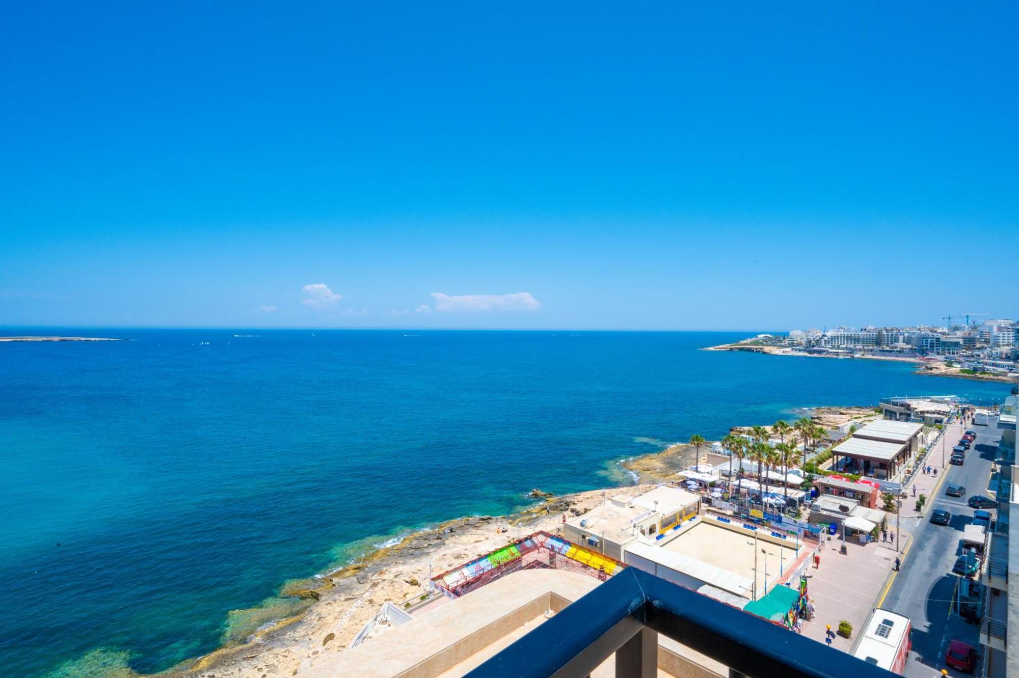 Apartament Islet Promenade Seafront Penthouse With Breathtaking Seaviews And Private Hot Tub On The Large Terrace By Getawaysmalta *