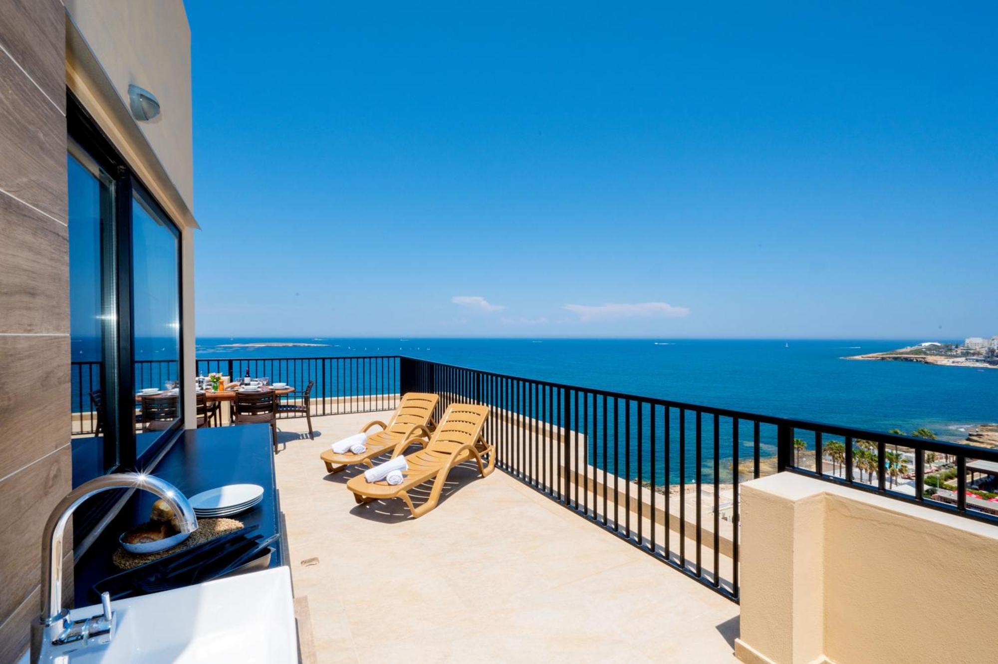 Islet Promenade Seafront Penthouse With Breathtaking Seaviews And Private Hot Tub On The Large Terrace By Getawaysmalta Apartament *