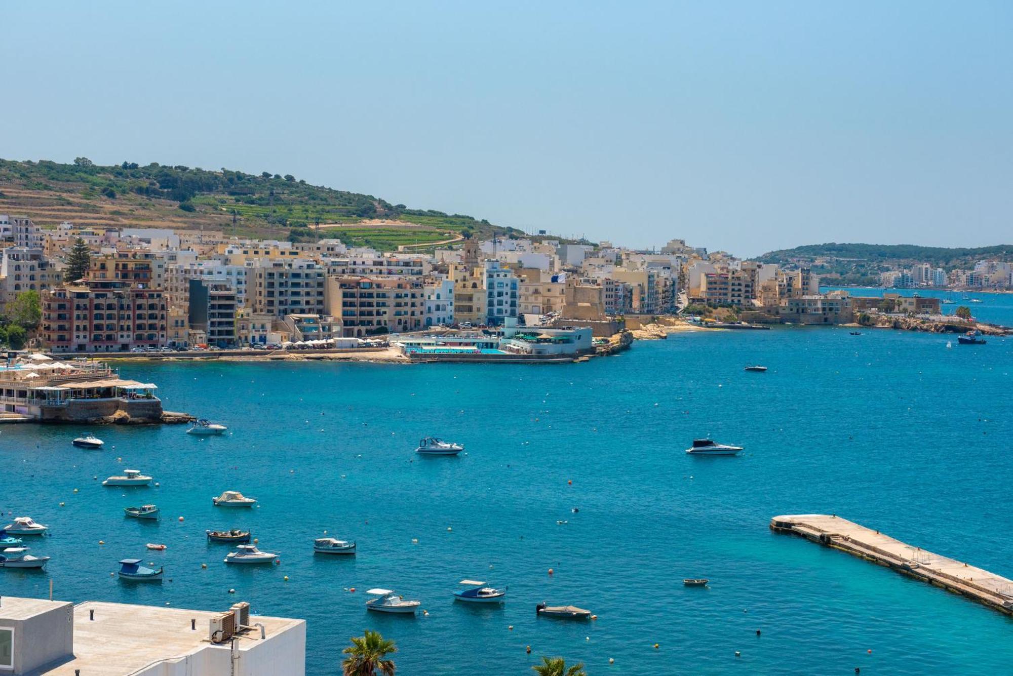 Islet Promenade Seafront Penthouse With Breathtaking Seaviews And Private Hot Tub On The Large Terrace By Getawaysmalta Apartament