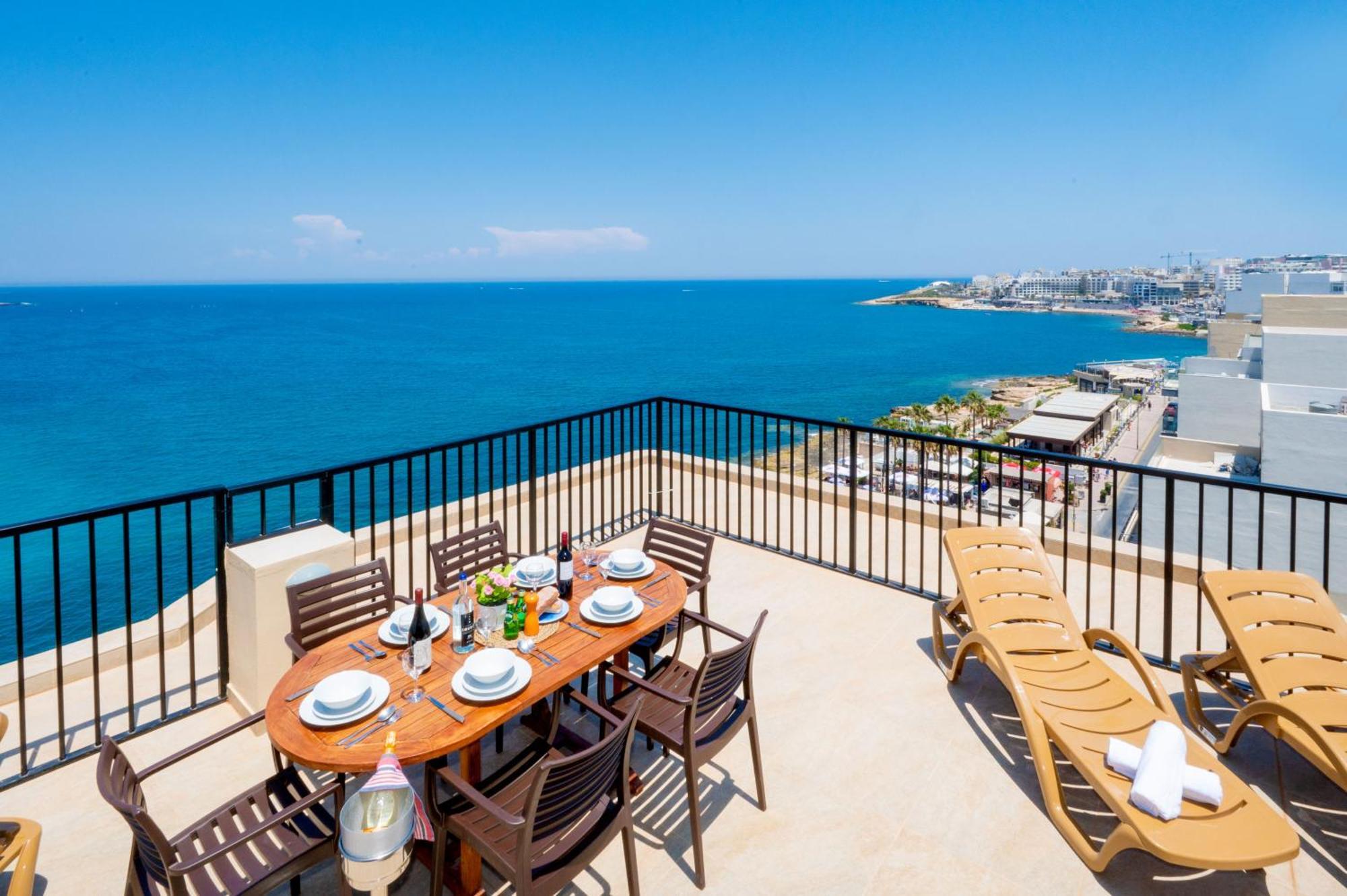 Islet Promenade Seafront Penthouse With Breathtaking Seaviews And Private Hot Tub On The Large Terrace By Getawaysmalta *