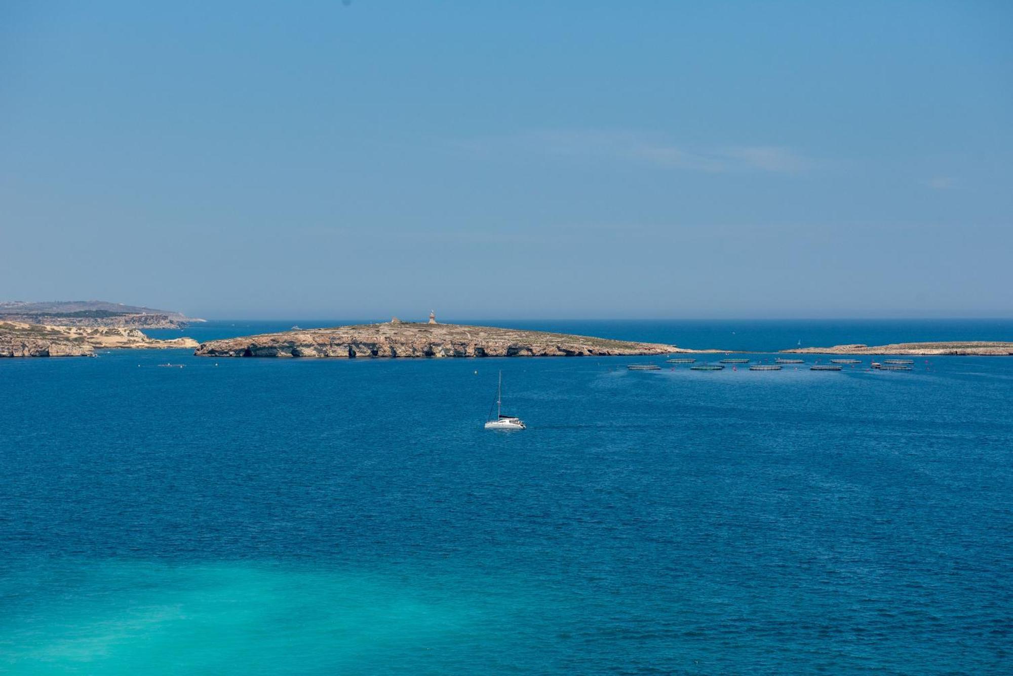 Islet Promenade Seafront Penthouse With Breathtaking Seaviews And Private Hot Tub On The Large Terrace By Getawaysmalta Апартаменты *