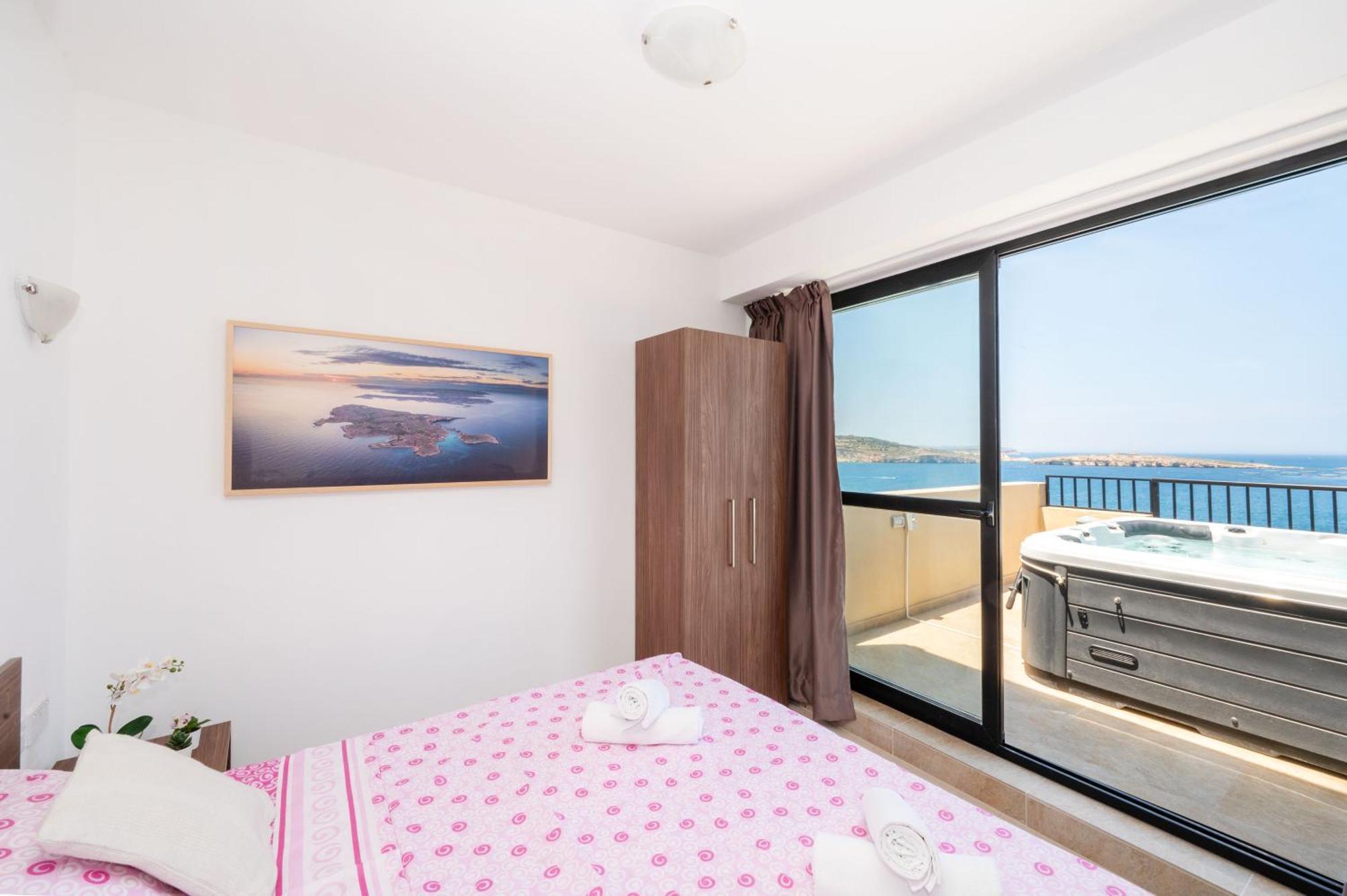 Islet Promenade Seafront Penthouse With Breathtaking Seaviews And Private Hot Tub On The Large Terrace By Getawaysmalta Apartament