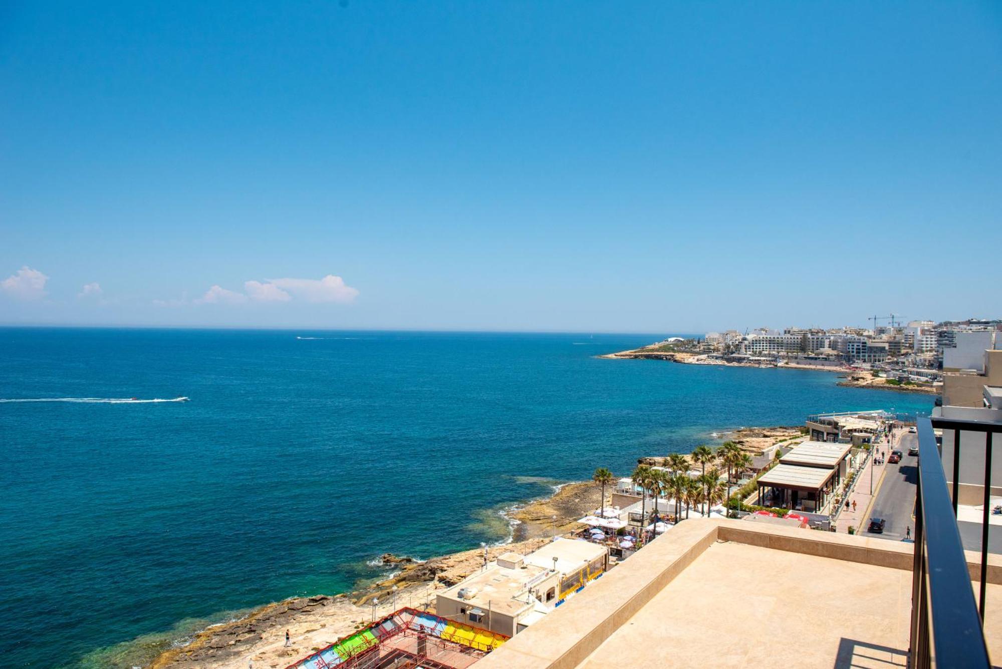 Islet Promenade Seafront Penthouse With Breathtaking Seaviews And Private Hot Tub On The Large Terrace By Getawaysmalta Apartament