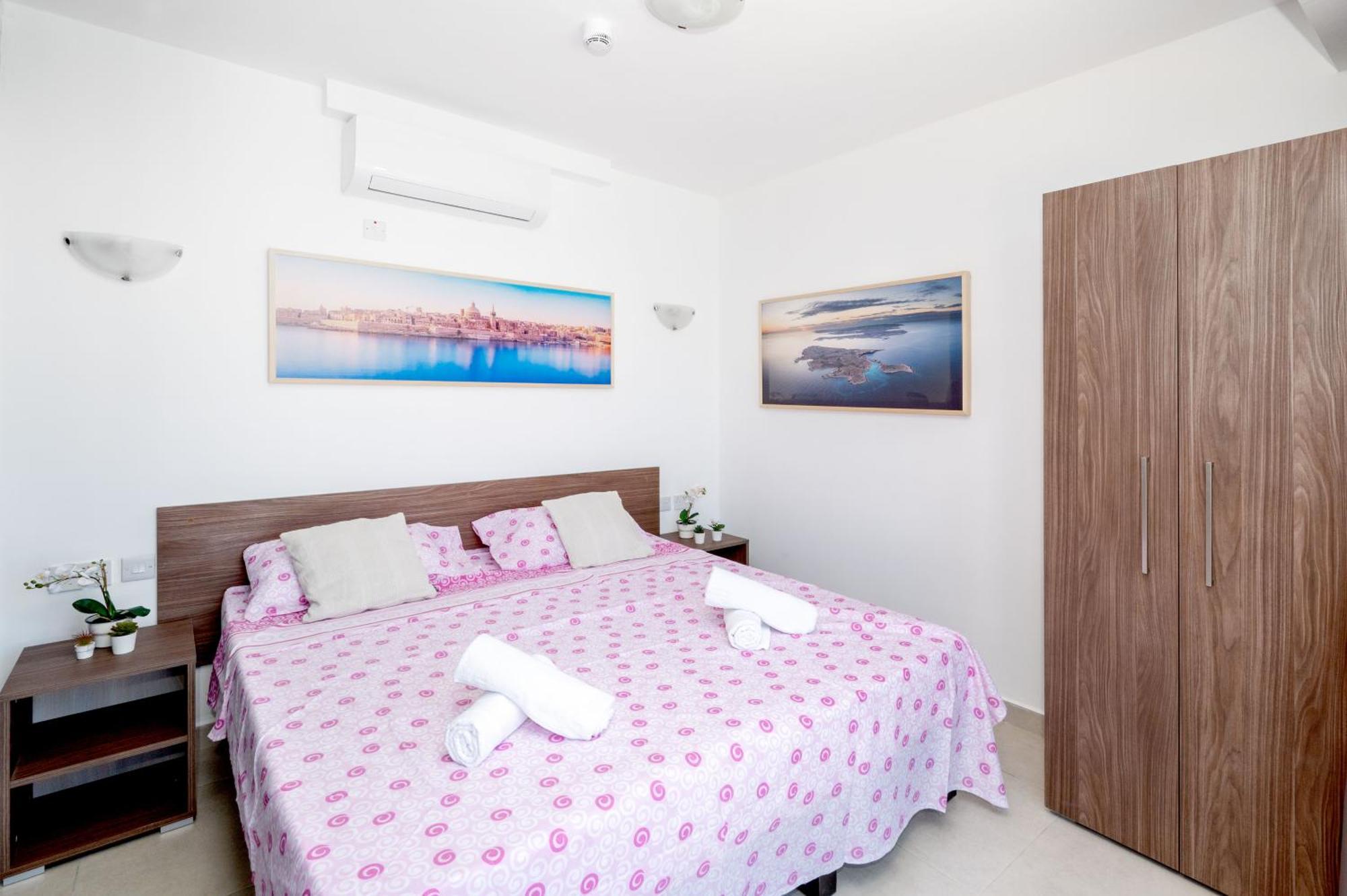 Apartament Islet Promenade Seafront Penthouse With Breathtaking Seaviews And Private Hot Tub On The Large Terrace By Getawaysmalta *
