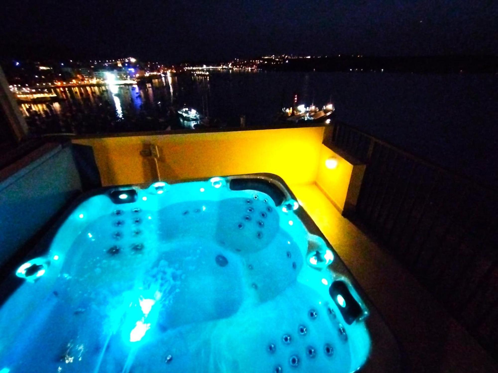 Apartament Islet Promenade Seafront Penthouse With Breathtaking Seaviews And Private Hot Tub On The Large Terrace By Getawaysmalta *
