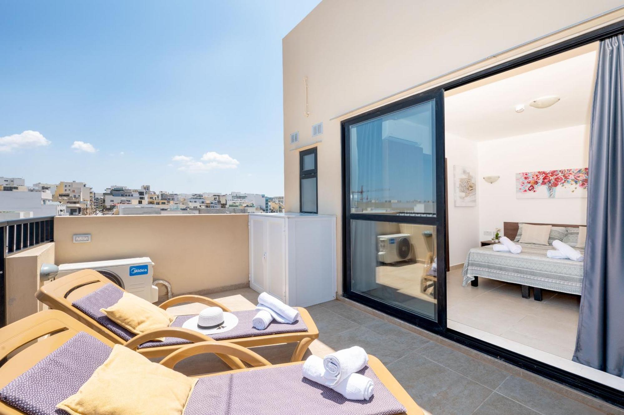 Islet Promenade Seafront Penthouse With Breathtaking Seaviews And Private Hot Tub On The Large Terrace By Getawaysmalta Apartament St. Paul's Bay