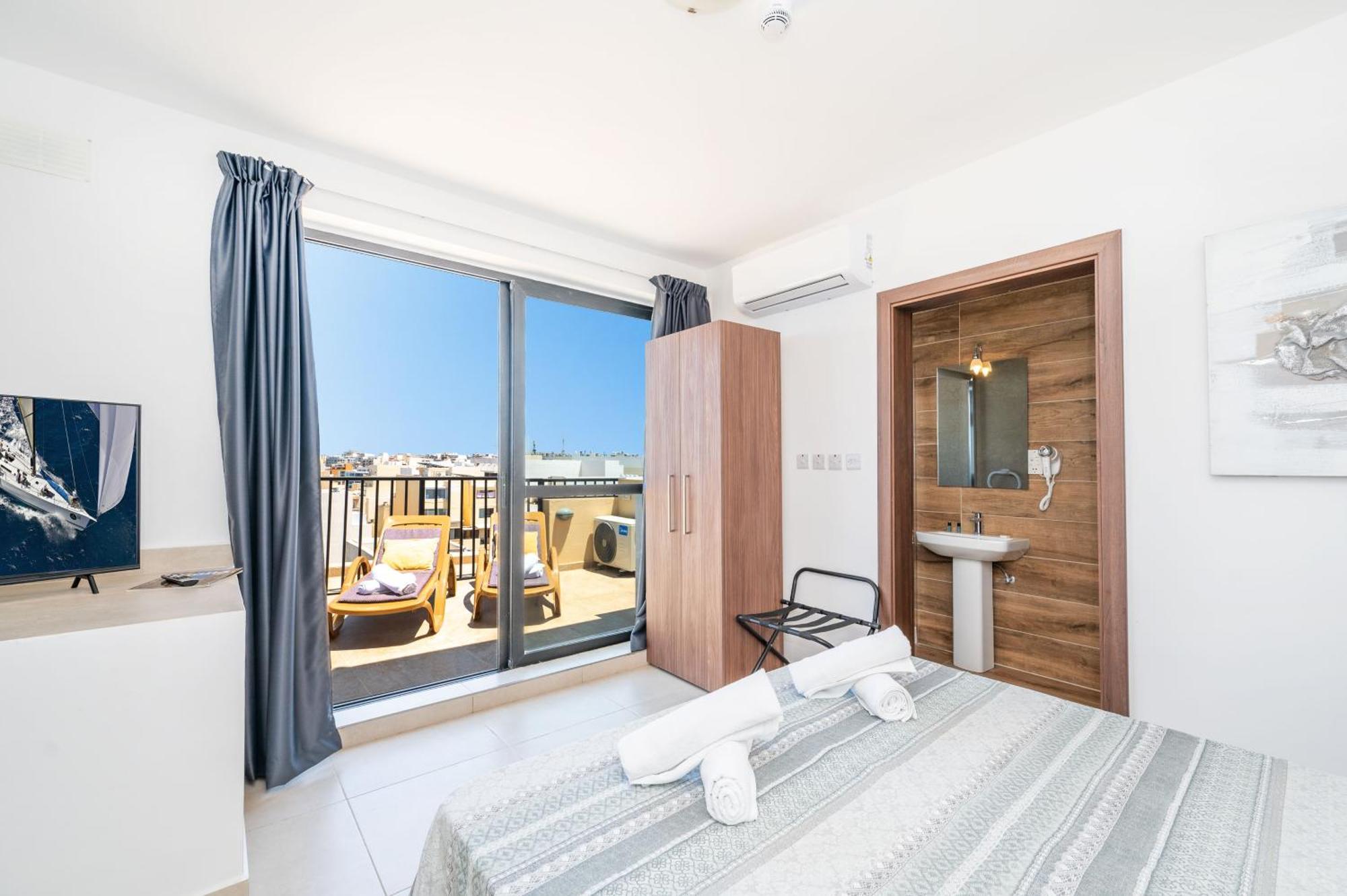 Islet Promenade Seafront Penthouse With Breathtaking Seaviews And Private Hot Tub On The Large Terrace By Getawaysmalta *