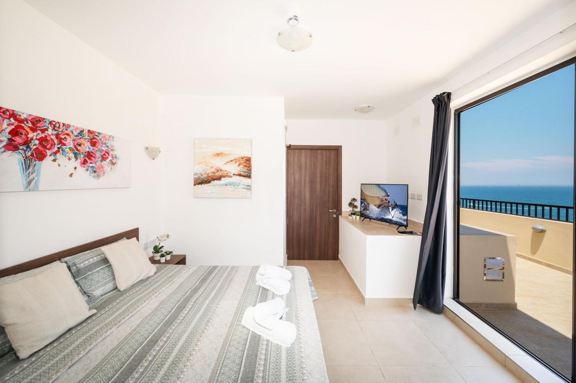 Islet Promenade Seafront Penthouse With Breathtaking Seaviews And Private Hot Tub On The Large Terrace By Getawaysmalta St. Paul's Bay
