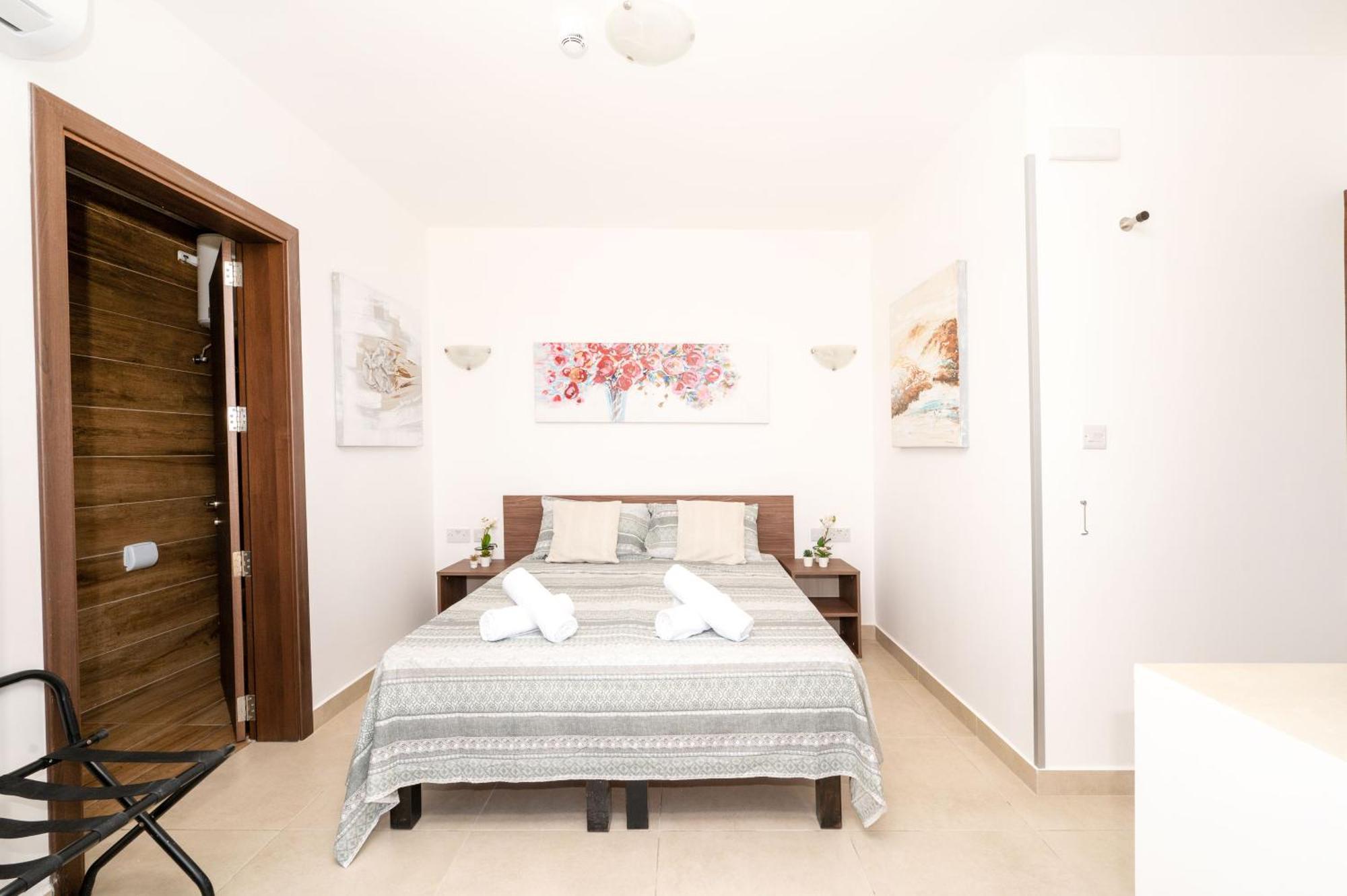 Islet Promenade Seafront Penthouse With Breathtaking Seaviews And Private Hot Tub On The Large Terrace By Getawaysmalta Apartament